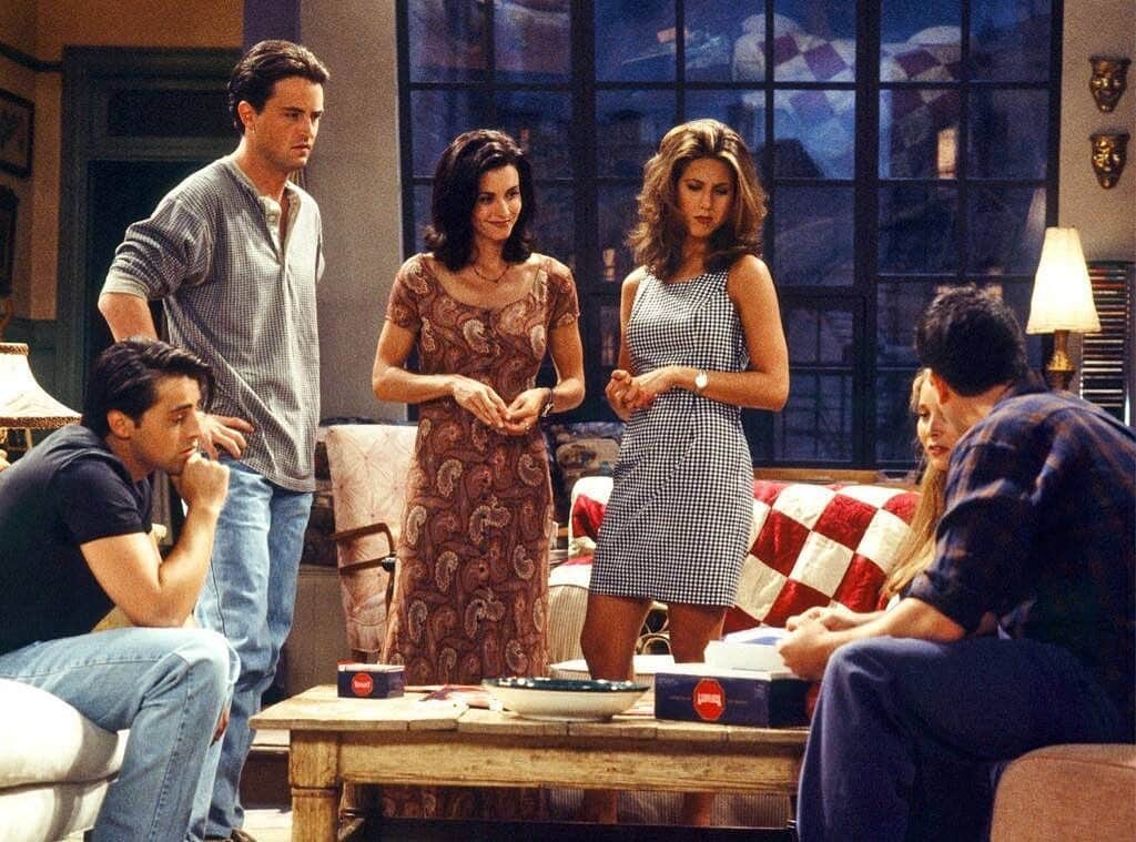 E! Onlineさんのインスタグラム写真 - (E! OnlineInstagram)「New interviews about different memories on set of #Friends have come out, and we're fine! Totally fine. We don't know why it's coming out all loud and squeaky, 'cause really, 𝘄𝗲'𝗿𝗲 𝗳𝗶𝗻𝗲. We're not making fajitas, but we have the story at the link in bio. (📷: NBC)」6月20日 9時30分 - enews