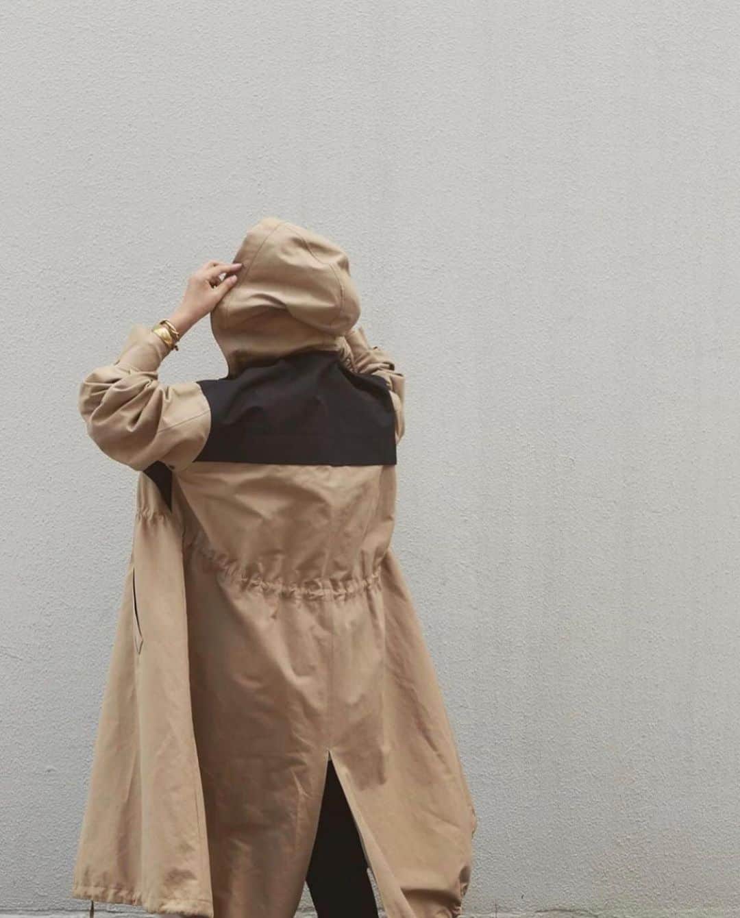 JUNNAのインスタグラム：「【21日17時からのルクア大阪店限定先行受注】 プレオーダーパーティーの受注アイテム🍁 2019年SSコレクションで人気だったマウンテンパーカーの進化版です☺️ SSではあっという間にお品切してしまい、 生地の都合上再生産を行えませんでしたが、 満を持してAWバージョンで登場です💪 カジュアルアイテムを少しCITYなデザインに... AWバージョンで生地などもSSとは違うものです。 ※21日限定の先行予約アイテムは全店舗通常致します。 ・ ・ ・ #2019ETREaw #展示会 #受注会 #156cm #junna👠 #etretokyo #2019aw #AW #エトレニット #エトレコート#バイカラーフーデッドコート #バイカラーフーデットコート」