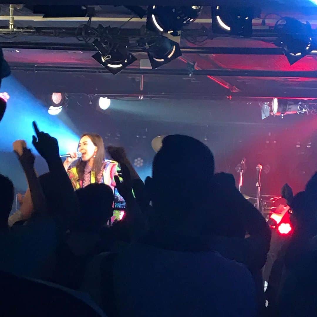 愛内里菜のインスタグラム：「Living the moment ゲスト参加させていただきました🌈  ライブにお越しくださいましたみなさま！﻿ ありがとうございました‼️😌﻿ 配信で知ってきてくださったみなさまも﻿ ありがとうございました😆﻿ ﻿ ライブの最中に﻿ 新潟県で震度6強地震があったことを﻿ 後で知り﻿ 昨日は雨が降り、土砂崩れなどへの警戒が続いたこと﻿ ケガを負われた方々が多くいることを知って﻿ 不安でいっぱいの方々のことを思うと﻿ 早く良くなる方向へ、回復へ向かい﻿ 乗り越えていけますように﻿ 祈る想いでいっぱいです。﻿ ﻿ ﻿ 今日のポコチャのお昼配信なのですが﻿ ﻿ すみません！予定が急遽入ってしまい﻿ 夜配信に変更させていただきます！🙇‍♀️🙏﻿ 22時半〜23時以降になりますが﻿ 遅くても大丈夫な方！﻿ 遊びに来ていただけますとありがたいです🙏﻿ みなさま無理はしないでいてください🙏❤️﻿ ﻿ ﻿ ﻿ #生配信 #配信開始 ﻿﻿ #ポコチャ  はじめました #Rポコチャ﻿ #愛内里菜 改め #R として #歌手 再始動﻿﻿﻿﻿﻿﻿ #垣内りか #垣内倶楽部 ﻿﻿﻿﻿﻿﻿ #新曲 #邦ロック#ミュージック#音楽の力﻿﻿﻿﻿﻿﻿﻿ #音楽﻿﻿﻿ #ライブ #ライブイベント﻿﻿﻿﻿﻿ #kojinw8﻿﻿﻿ #brashbeat kojiさん﻿﻿﻿﻿ #brighnation﻿﻿ #sachiart04﻿﻿ #山口PON昌人 さん﻿﻿﻿﻿﻿ #諸橋あず さん﻿﻿﻿﻿ #ロックイベント﻿﻿﻿﻿﻿」