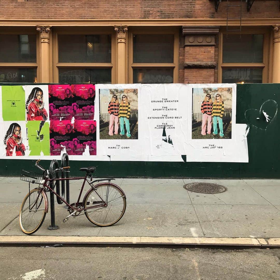 のインスタグラム：「Hi 👋🏼 @erinhengesbach @alyssahengesbach 👯‍♀️ @themarcjacobs by @_hugoscott & @lottavolkova 💘 #THE #themarcjacobs」