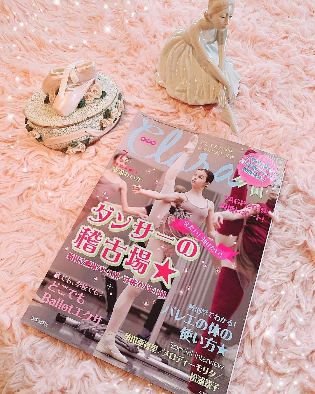 メロディー・モリタさんのインスタグラム写真 - (メロディー・モリタInstagram)「My interview & feature in Japan's most well-known ballet magazine, "Clara" is out now!☺️🎀 I shared my story from when I started ballet, struggles I overcame, how ballet lead me to my current job as a TV reporter, & more✨ I started ballet quite late but still remember the day I bought my first "Clara" magazine with my allowance at 10 years old. ‬It's a magazine that’s very dear to me and I'll especially cherish this July edition.💖 (Swipe to see ballet photos of me at age 10 and 11!)‬ * バレエ界では誰もが知っているバレエ雑誌「クララ」に、SKE48の須田亜香里さん、松浦景子さんとの特集を組んでいただき、7月号に掲載されています！✨ * 私がバレエを始めた小さい頃のエピソード、バレエからどうやって今のテレビリポーターの仕事へと繋がったのか... などなど、沢山お話をさせて頂きました😊 * バレエを始めたばかりの10歳頃、ロサンゼルスの日系書店で初めて自分のお小遣いで買った「クララ」。私にとって、幼い頃からの深い想い出があるバレエ雑誌です。もし宜しければ、チェックしてもらえると嬉しいです！ （2&3枚目は、10~11歳頃のバレエ写真です🌷） #magazine #interview #ballet」6月20日 9時48分 - melodeemorita