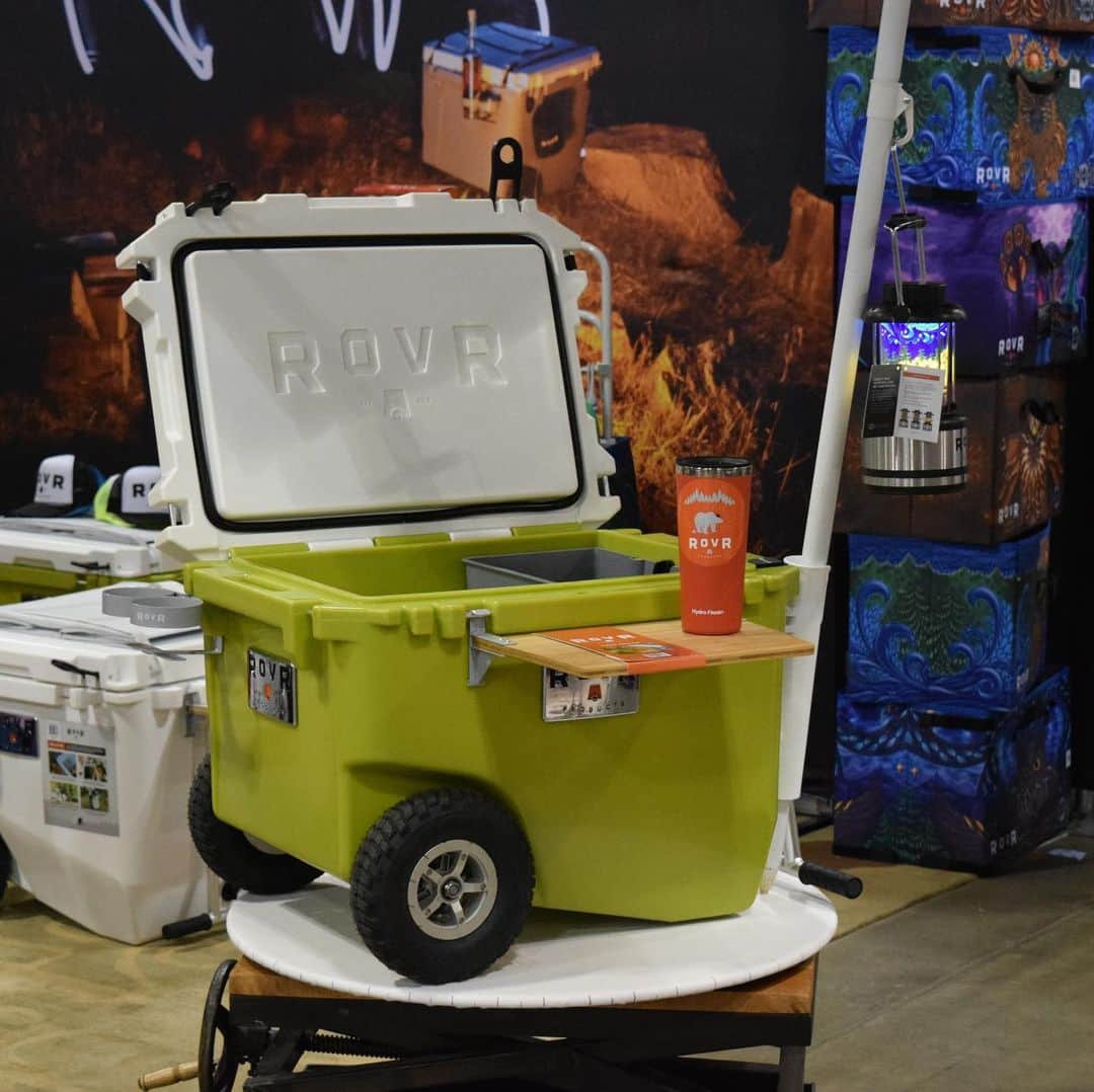 株式会社津田商会のインスタグラム：「北米最大のアウトドアショーにROVR PRODUCTSが出展するので見に行ってきました！ ROVRブースはいつも人だかりができてるので写真を撮るのもひと苦労。アメリカでも大注目されていました。 ・ そんなROVRクーラーがまもなく入荷します！もう少しだけお待ちください！ ・ #rovrcoolers #ローバークーラー #rovr #ローバー #キャンプ #キャンプ道具 #外遊び #キャンプギア #アウトドア #camp #クーラーボックス #camper #camping #ファミリーキャンプ #outdoor #キャンプ飯 #キャンピング #グランピング」