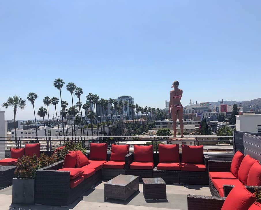 イモージェン・ケアンズのインスタグラム：「Rooftop vibes 🌴🍓#hollywood #losangeles @lyannick」