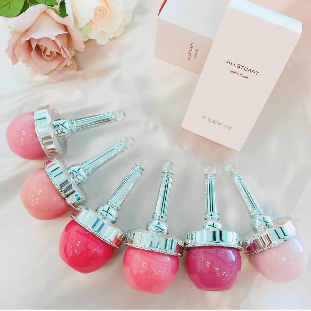 Jill Stuart Cosmetics Japanのインスタグラム：「Blend blush blossom IDR 698.000 . Ready stock 01 blooming bud Bright pink the color of flowers in bloom 02 sugary lollipop Sweet pink red like a lollipop 03 happy sunny Bright orange pink of a happy mood on a sunny day 04 good afternoon Pure pink like a pleasant moment in the afternoon ※Main color 05 new romantic Beige pink like the feeling of a new encounter ★06 blissful time Lavender pink of a lovely moment in the spring ★07 hello spring Overflowing blue pink that beckons spring . *All foggy colors are non-pearl ★Limited-edition color . Two cheek makeup colors containing spring pink in a single compact. Blends perfectly in your cheeks with a soft fit and a light blushing color. Lustrous glow colors and sheer matte colors can be mixed to produce any number of texture combinations . . #jualjillstuart#jualjillstuartmakeup#jualkuasmakeup#tokobatam#batamtoko#muabatam#batamolshop#olshopbatam#batam#tokokosmetik#jualbrush#jualsigma#jualan#jualanku#jualsephora#jualchanel#jualladuree#jualkosmetikbatam#jualeyeliner#jualmascara#juallipstick#jualmurah#jualankaka#makeupartistbatam#jualmakeup#jualkosmetikori#jualetude#jualladureekosmetik#jualkosmetikjepang#jillstuart」