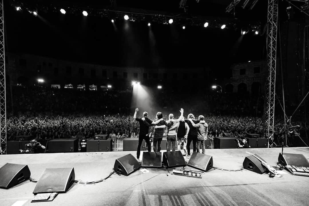 フー・ファイターズのインスタグラム：「🇭🇷 THANK YOU PULA! 🇭🇷 . 📷: @scarlet_bucket, Dragutin Andrić, & Srečko Zajec」