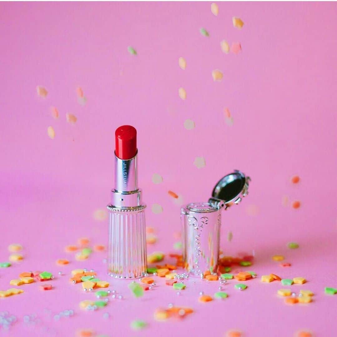 Jill Stuart Cosmetics Japanのインスタグラム：「Jillstuart Lip Blossom Lipstick Made in Japan . Ready stock IDR 498.000 . Shades; Swipe ➡️ 31 sweet gerbera Vivid sweet pink, like a gerbera (non-pearl) 32 mandevilla dress Gorgeous coral pink, like a mandevilla 33 cherry blossom Fleeting and faint petal pink, like cherry blossoms (non-pearl) 34 petit cherry Mild red, like a small fresh cherry 35 feminine lilac Elegant feminine pink, like a lilac 36 blooming daisy Pure pink, like daisies in full bloom (non-pearl) 37 peony party Happy party pink, like a brilliant peony (non-pearl) 38 tulip red Innocent red, like a tulip (non-pearl) 39 bouquet Reddish pink that summons up the happiness of flowers (non-pearl)*Main color 40 dahlia rouge Deep red, like a crimson dahlia (non-pearl) 41 precious carnation Misty pink, like a joyful carnation 42 mellow rose Chic and elegant mellow pink, like a rose (non-pearl) 43 casablanca voyage Classy warm beige, like Casablanca 44 tender mum Gentle pinkish brown, like mum petals (non-pearl) 45 seductive amaryllis Captivating Bordeaux red, like an amaryllis (non-pearl) 46 lady anemone Feminine deep burgundy, like an anemone (non-pearl) 47 violet melody Violet pink with a hint of blue, like a violet (non-pearl) 48 princess orchid Vivid blue pink that evokes a graceful orchid ★49 twinkle marguerite Dazzling and bright twinkle pink, like a marguerite 50 dazzling poinsettia Dazzling pure red, like a poinsettia 51 mimosa shower Coral pink, like mimosa sparkling in the light ★52 flower crown Vivid and unique magic pink, like a crown of flowers (non-pearl)  53 pink lily Baby pink as splendid as a lily 54 girly camellia Coral pink as lovely as a camellia ※Main color 55 love zinnia Gorgeous and lovely red like a zinnia (non-pearl) 56 classic saintpaulia Relaxed classic red like a saintpaulia (non-pearl) 57 sparkling azalea Vibrant sparkling pink like an azalea ※Glitter type 58 dolly petunia　 Lavender pink of lovely petunias ※Main color 59 happy primula Milky red color of primula overflowing with happiness 60 melty rose Melty red with the gorgeousness and enchantment of a rose ※Main color 61 cheerful peony Coral red with the pleasant charm of a peony 62 classy kalmia Classy pink with the eleganc」