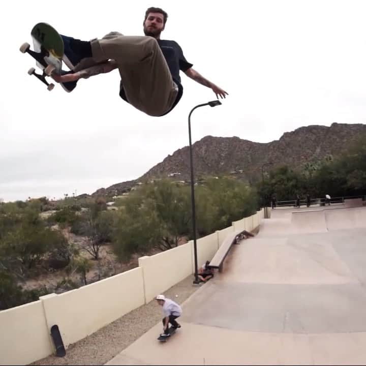 スラッシャーのインスタグラム：「👉🏽 @madnessskateboards ‘Friends of the Desert’ coming Friday. Starring @claykreiner @tobykoala @alexperelson @skyylord and introducing...🌀」