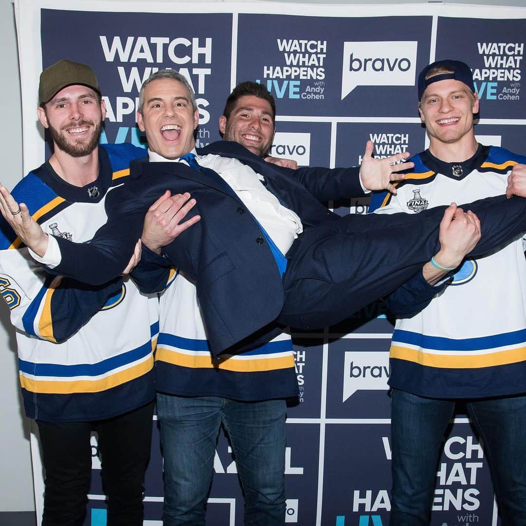 アンディー・コーエンさんのインスタグラム写真 - (アンディー・コーエンInstagram)「We got the Blues behind the bar tonight! And they’re playing a game called #TonsilHockey !  #AndyCup #Maroon #Parayko #Edmundson #WWHL (📸: @charlessykes)」6月20日 10時16分 - bravoandy