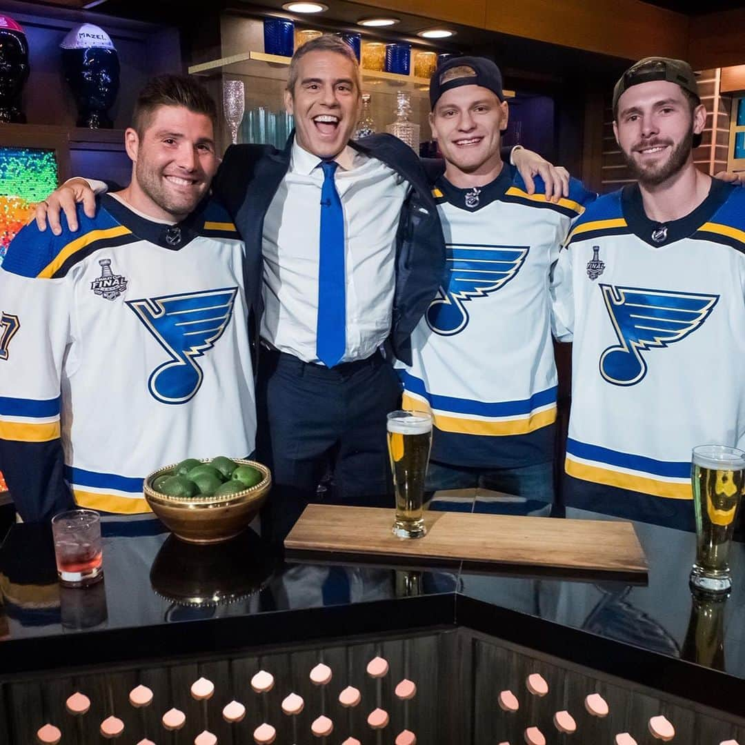 アンディー・コーエンさんのインスタグラム写真 - (アンディー・コーエンInstagram)「We got the Blues behind the bar tonight! And they’re playing a game called #TonsilHockey !  #AndyCup #Maroon #Parayko #Edmundson #WWHL (📸: @charlessykes)」6月20日 10時16分 - bravoandy