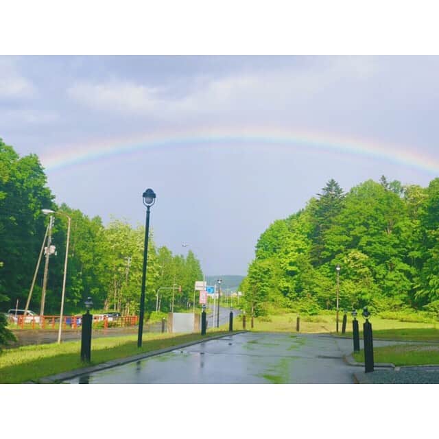 前田彩里のインスタグラム：「. 合宿おわり。🔚 サヨナラ 士別 🐏🌈 . みんな また会う日まで お元気で…👀💋 . #DAIHATSU #running #runner #runners #marathon #training #workout #trainingcamp #adidas #adidasrunning #nike✔️ #oakley #Garmin #🌈 #🏃‍♀️🏃🏃‍♀️ #✌️」