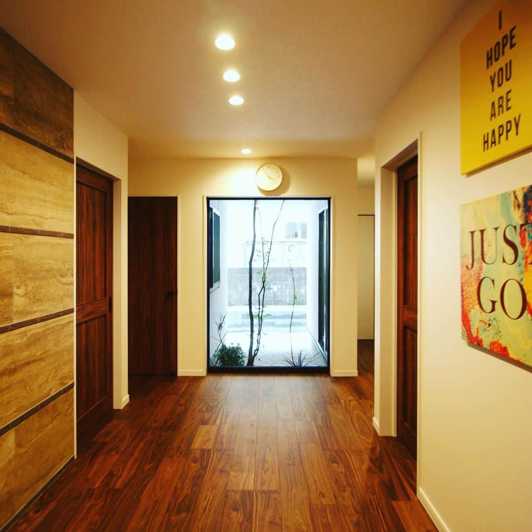 井上建設株式会社（下関）のインスタグラム：「#inouek #entrance #brooklyn #patio  玄関が広いと、帰宅した時 ホッとしませんか？  7人家族を迎える温かいentrance hall です❤️ 今後 中庭がどうなっていくか…とても楽しみです！」