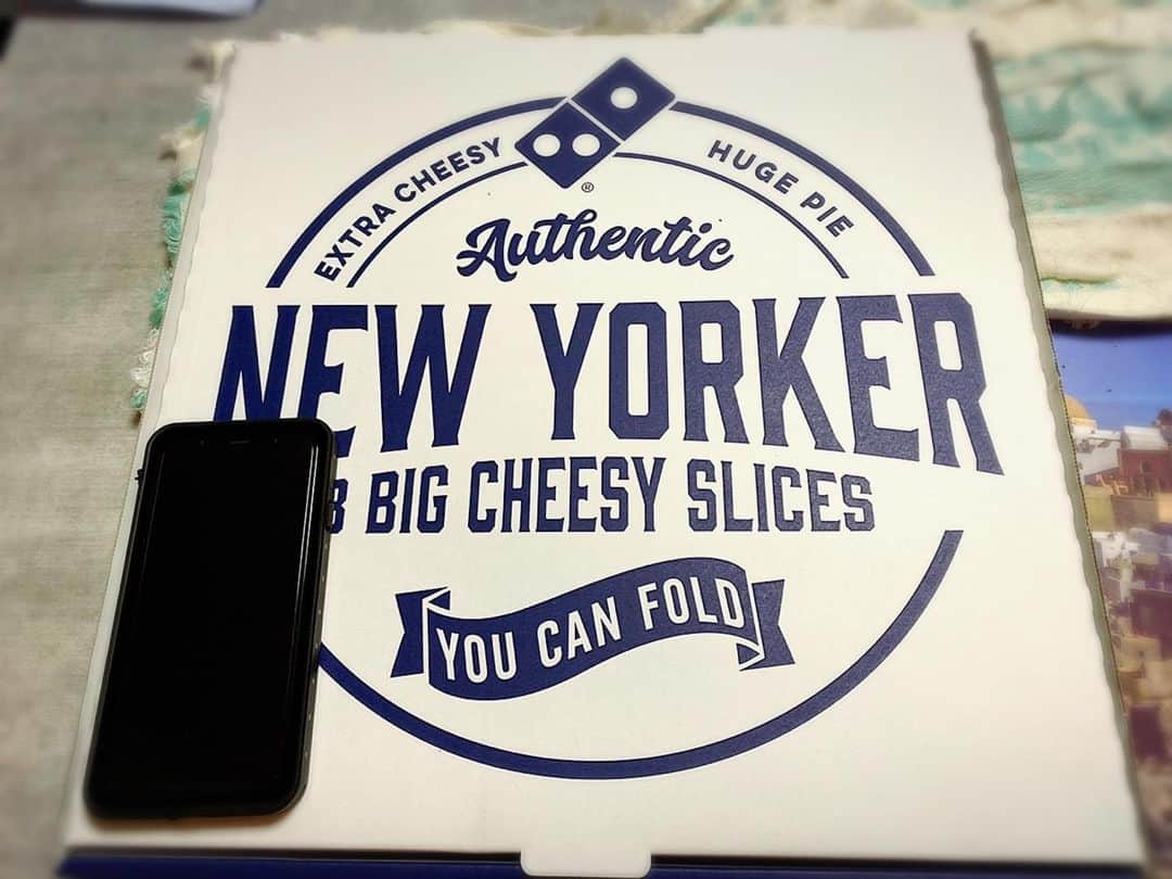 佐井祐里奈さんのインスタグラム写真 - (佐井祐里奈Instagram)「#ドミノピザ  #ニューヨーカー1キロウルトラチーズ  1枚3822キロカロリー🐷 Mサイズの2倍の大きさ💪 夫のiPhone XS Maxと比べても大きいっ🍕 直径40cm🙆‍♀️ チーズの海🧀🏖🧀 私はお腹ぺこぺこだったからくどさを感じなかったけれど普通の人はくどく感じるらしいです笑 その場合はハチミツやタバスコ、黒胡椒をトッピングして味変して食べるのがオススメなんだとか🥺 よく食べる夫と二人で仲良くペロリ🤤❤️ 100パーセントモッツァレラチーズ🧀 お持ち帰りで2640円でした💓 . . .  ちなみに #退院しました 変わらず👶正産期まで自宅安静となりますが、病院でずっと食べたかったピザが🍕食べられて心から幸せでした🤤✨ . . . . . #yunnaログ #チーズ #チーズピザ #ドミノピザ #yammy #6月23日まで #期間限定 #もう一度食べたいな」6月20日 10時28分 - yunna_s31