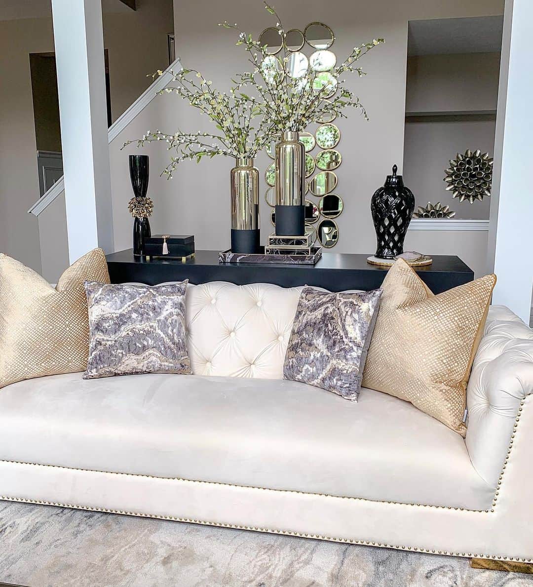 さんのインスタグラム写真 - (Instagram)「Sharing with you how I styled my console behind my sofa! @farahjmerhi to watch my styling video! Click the link in my bio to shop!」6月20日 10時29分 - inspire_me_home_decor