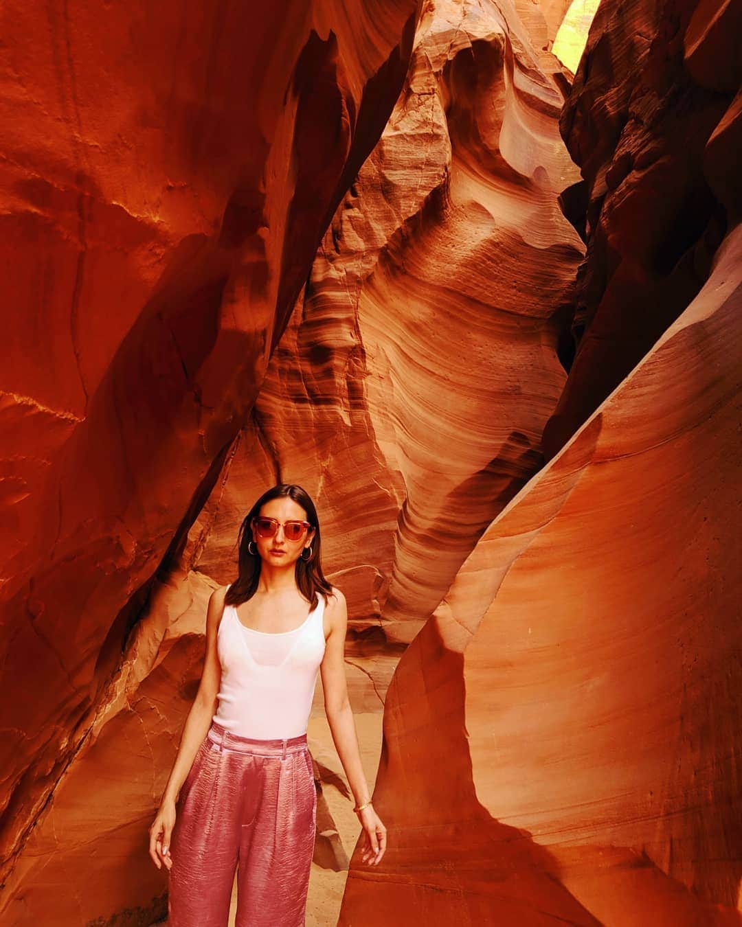 エリーローズさんのインスタグラム写真 - (エリーローズInstagram)「この旅で一番楽しみにしていたのがこの アンテロープ・キャニオン。 1931年にナバホ族の少女が巨大な大地の割れ目を発見したのが始まり。 何百年もの月日をかけて風や雨の侵食により赤いナバホ・サンドストーンが削り取られて形成された洞窟は、全て自然が作り出したアート。 壁の滑らかな模様も素晴らしく、自然光によるライトアップも神秘的。ただただ美しいの一言  #AntelopeCanyon #Arizona #GooglePixel」6月20日 10時32分 - ellirose