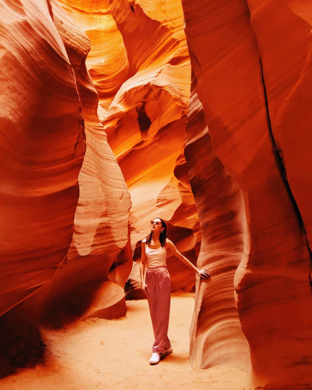 エリーローズさんのインスタグラム写真 - (エリーローズInstagram)「この旅で一番楽しみにしていたのがこの アンテロープ・キャニオン。 1931年にナバホ族の少女が巨大な大地の割れ目を発見したのが始まり。 何百年もの月日をかけて風や雨の侵食により赤いナバホ・サンドストーンが削り取られて形成された洞窟は、全て自然が作り出したアート。 壁の滑らかな模様も素晴らしく、自然光によるライトアップも神秘的。ただただ美しいの一言  #AntelopeCanyon #Arizona #GooglePixel」6月20日 10時32分 - ellirose