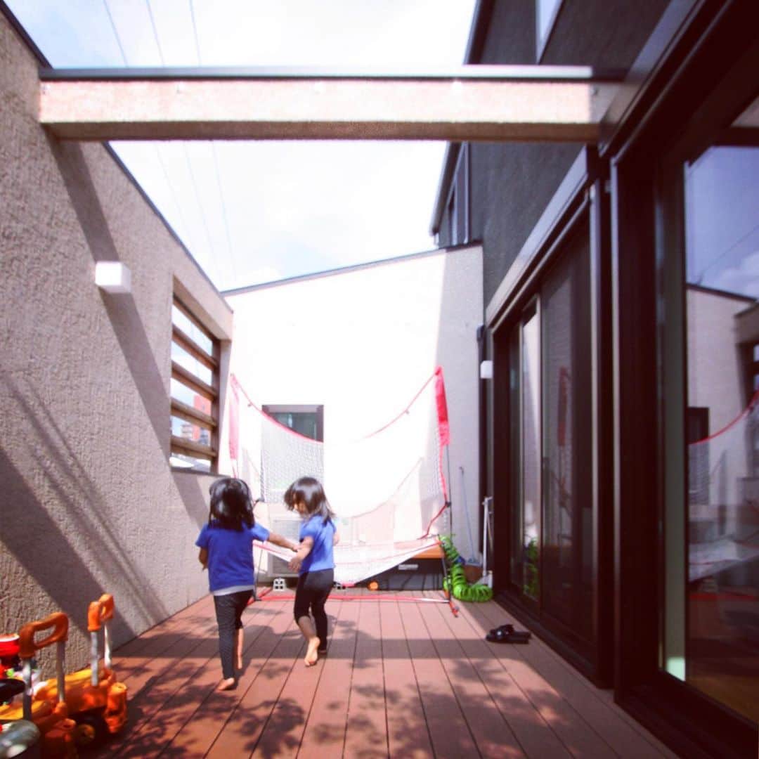 井上建設株式会社（下関）のインスタグラム：「#inouek #wooddeck #twin #pretty #niceshot #なかよし  2FLDKから出る「北側バルコニー」を どう快適にするか…設計当初の心配は全く不要でしたね😃 双子ちゃんが楽しそうに走り回っていましたよ！」