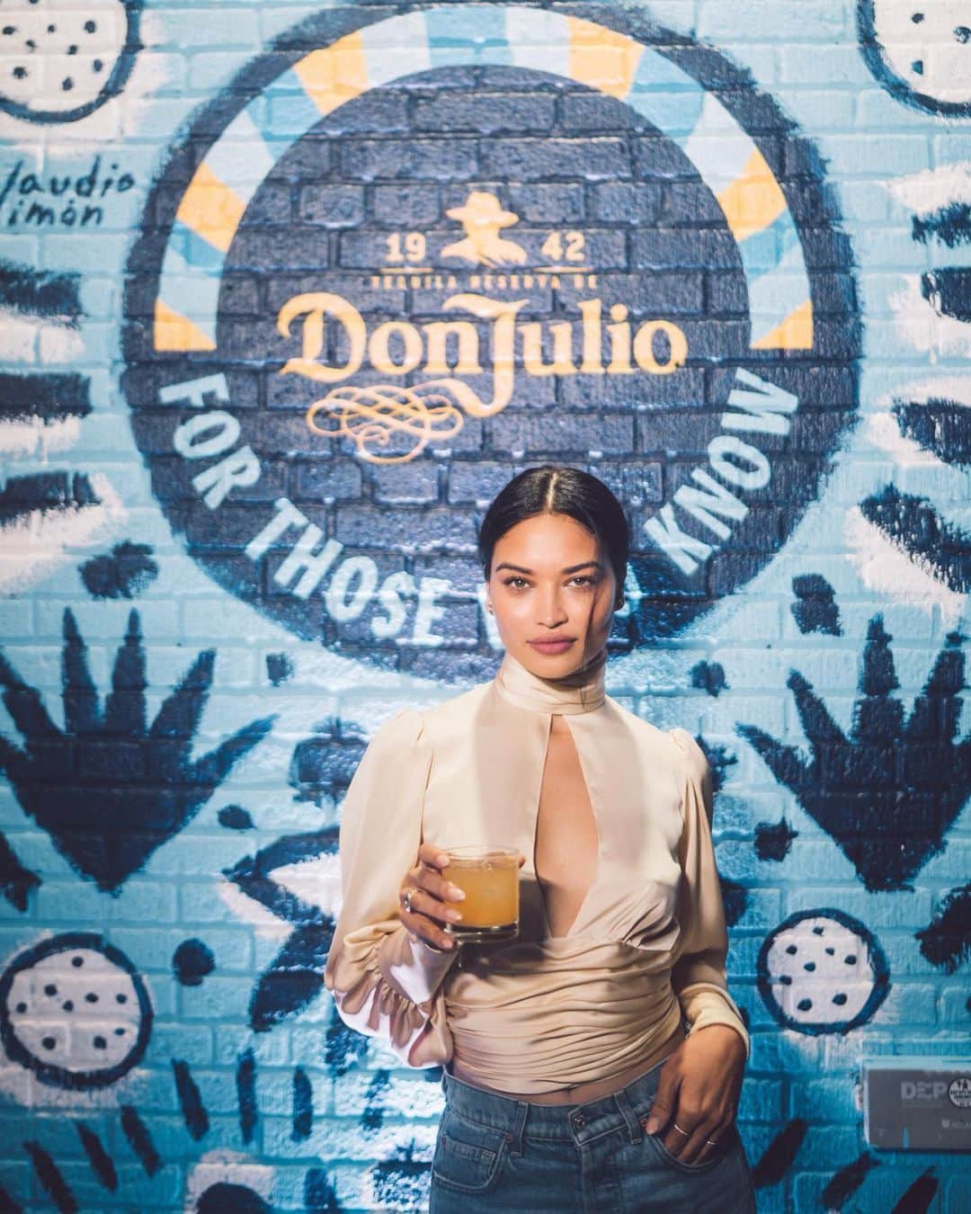 シャニーナ・シャイクのインスタグラム：「#ad always my drink of choice 🥃 @donjuliotequila #forthosewhoknow #donjulio」