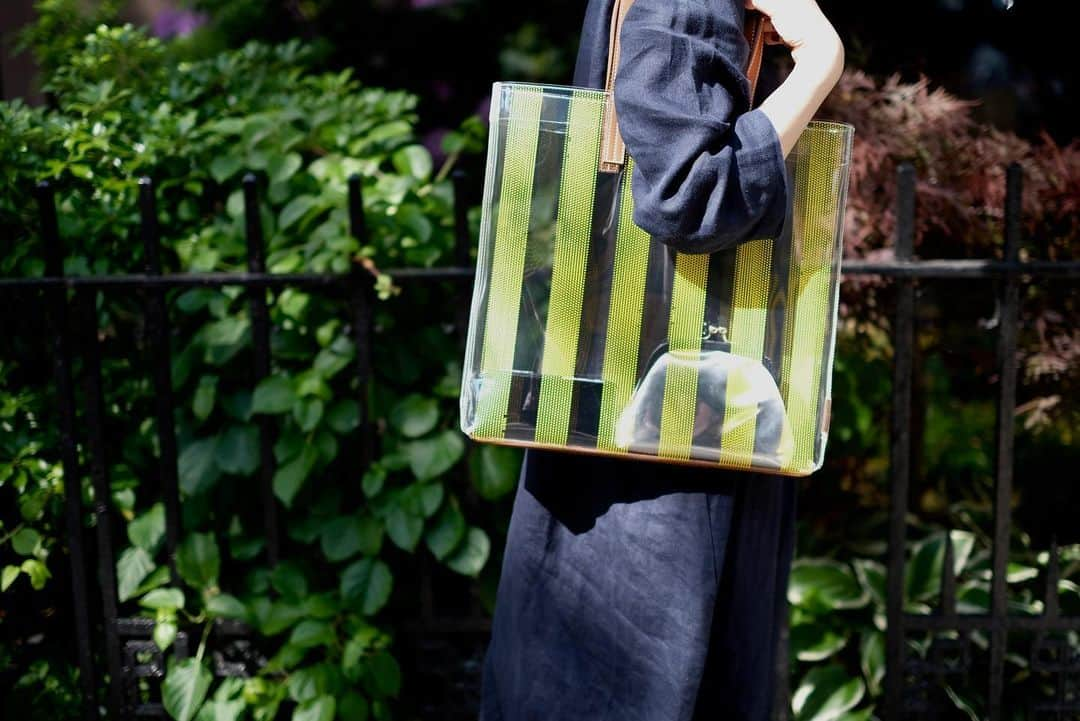 Vasic News In jpさんのインスタグラム写真 - (Vasic News In jpInstagram)「涼しげなスタイルは程よい透け感のCue Tote Vinylで！  #vasic #ss19 #cuetote_vinyl #white #yellow #stripe #pvc #銀座三越 #ginzamitsukoshi  #ポップアップストア #vasicnews」6月20日 10時44分 - vasic_japan