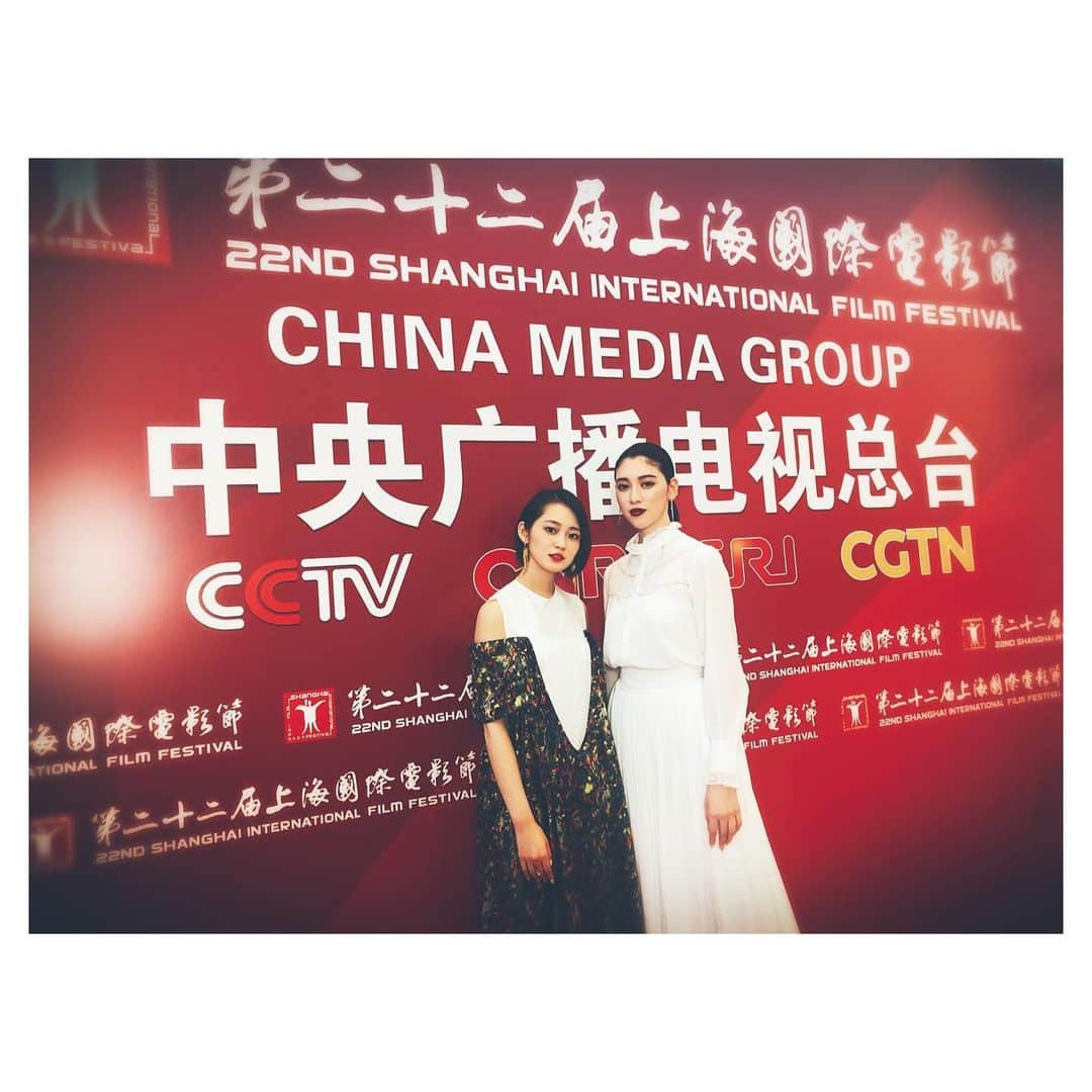 吉本実憂さんのインスタグラム写真 - (吉本実憂Instagram)「映画祭3連続投稿。✨ #上海国際映画祭  #透子のセカイ  #ダンスウィズミー で来られてた @miyoshi.aa さんと お仕事でご一緒した以来の再会でした。 お誕生日おめでとうございます。  何が驚きって、 この3連続投稿は、 まだ1日目の写真。 2日間行ったからさ、 もう1日ある。」6月20日 10時52分 - miyu_yoshimoto_official