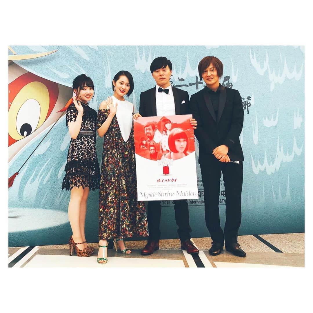 吉本実憂さんのインスタグラム写真 - (吉本実憂Instagram)「#上海国際映画祭  #透子のセカイ  移動中、何かしらがあって 3人とも同じような顔してる。笑 仲良しか。」6月20日 10時48分 - miyu_yoshimoto_official