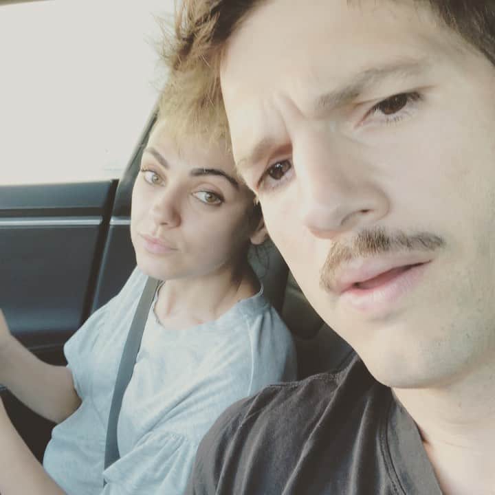 アシュトン・カッチャーのインスタグラム：「I guess it’s over @intouchweekly have fun selling magazines this week. Maybe next week my wife will be having twins. For the third time. But who’s counting.」