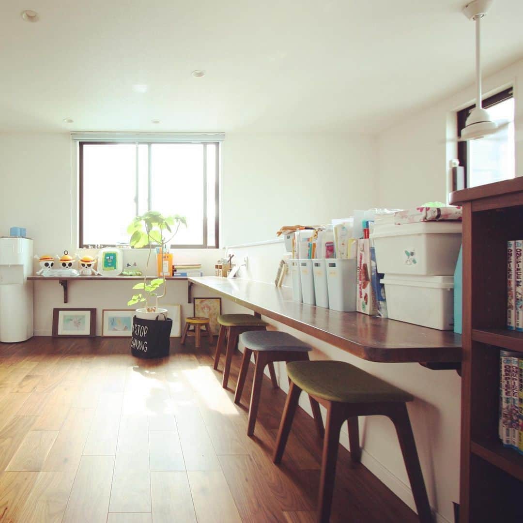 井上建設株式会社（下関）のインスタグラム：「#inouek #studycounter #吹抜け #5人兄弟 #捗る #のびのび  3Fのスタディカウンターです。とっても明るく勉強捗る…です！ 窓から火の山見えます。 2FLDKからの声かけも 吹抜けがありますのでバッチリ聞こえます✨」