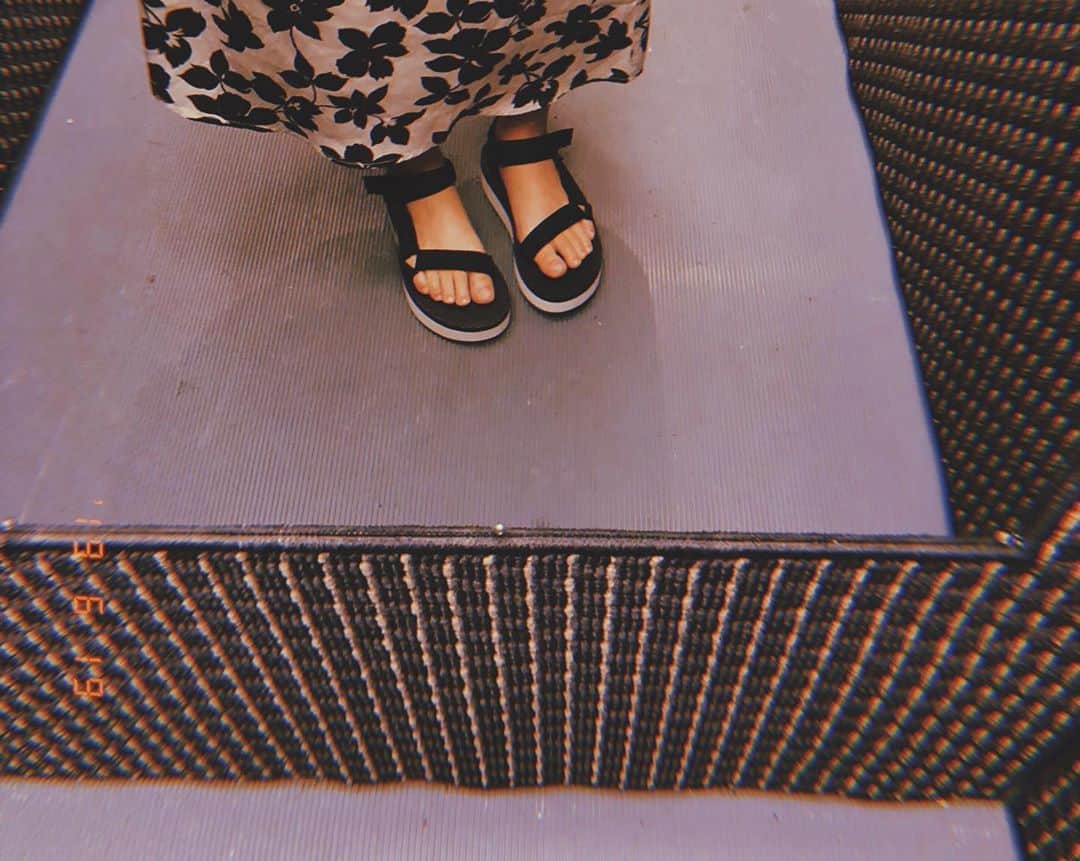 広野あさみのインスタグラム：「👡@tevajapan  #flatformuniversal  #踏み心地がふにふにしてて気持ちいい」