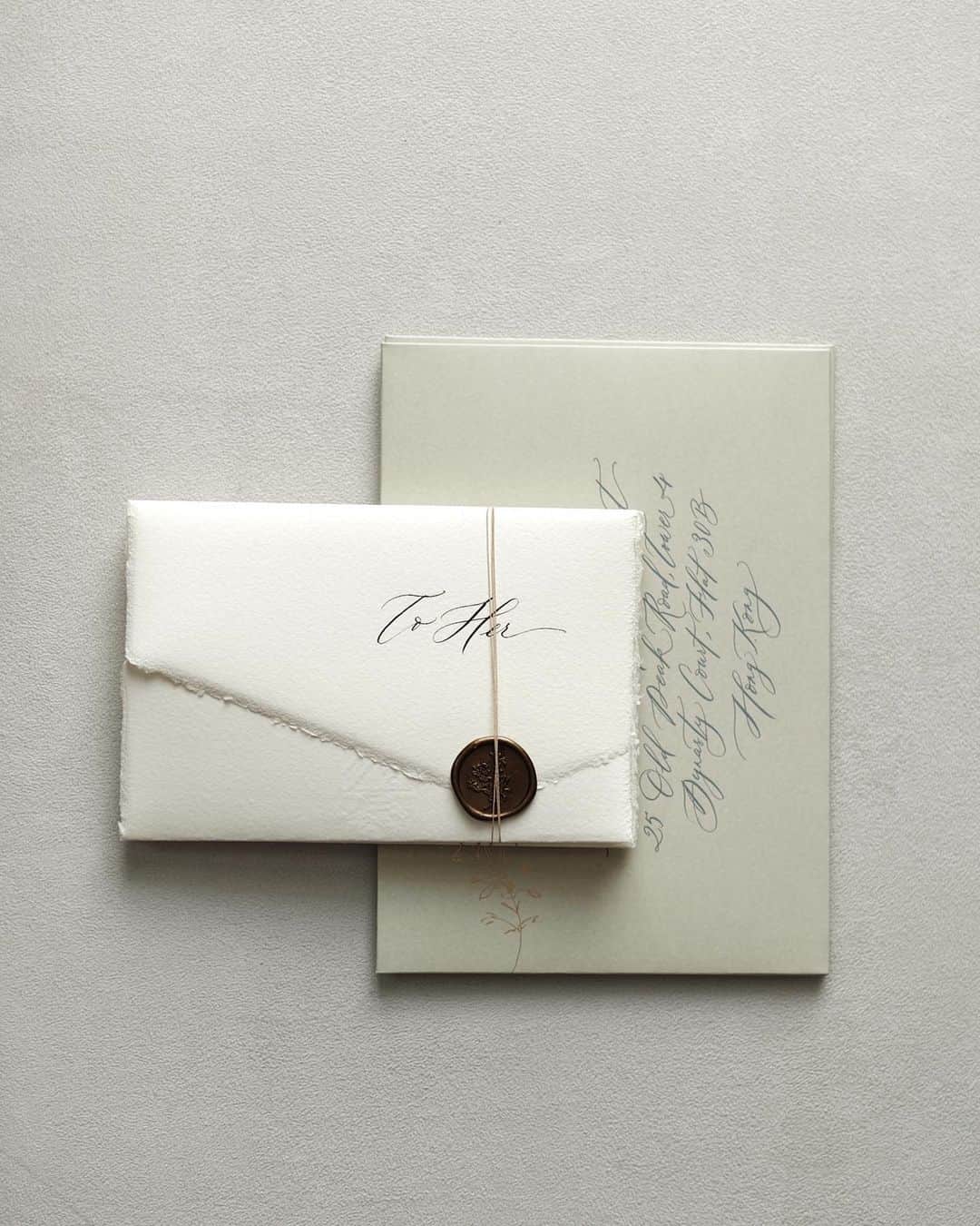 Veronica Halimさんのインスタグラム写真 - (Veronica HalimInstagram)「The handwritten letter on Amalfi Paper — #truffypi #vhcalligraphy #calligraphystyling #handwrittennotes #letter #handwrittenletters #calligraphy #moderncalligraphy #weddingcalligraphy #モダンカリグラフィー #カリグラファー #カリグラフィースタイリング #ウェディング #ウェディングアイテム #penmanship #stationery」6月20日 11時02分 - truffypi