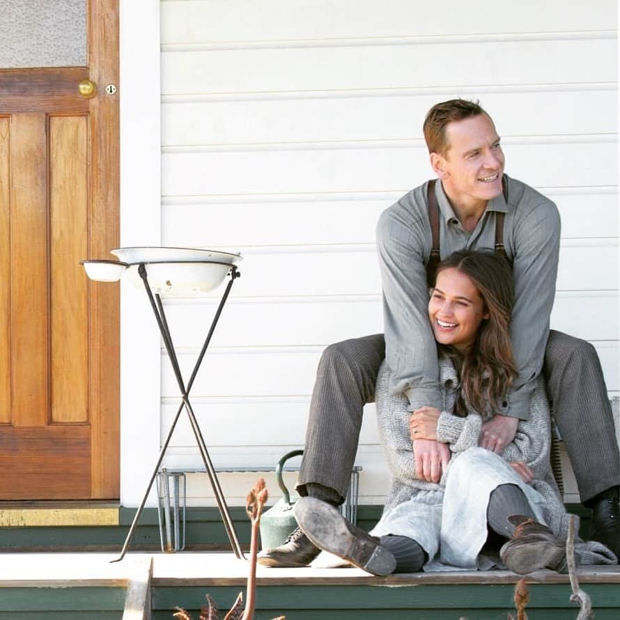 アリシア・ヴィキャンデルのインスタグラム：「#ThrowbackThursday Alicia Vikander and husband Michael Fassbender on set of ‘The Light Between Oceans’ in 2014.」