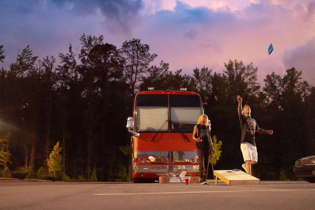 ガブ・バーハムさんのインスタグラム写真 - (ガブ・バーハムInstagram)「No better way to start a tour than with some #cornhole with the boys 📸- @itsdannytodd」6月20日 11時08分 - gabebarham