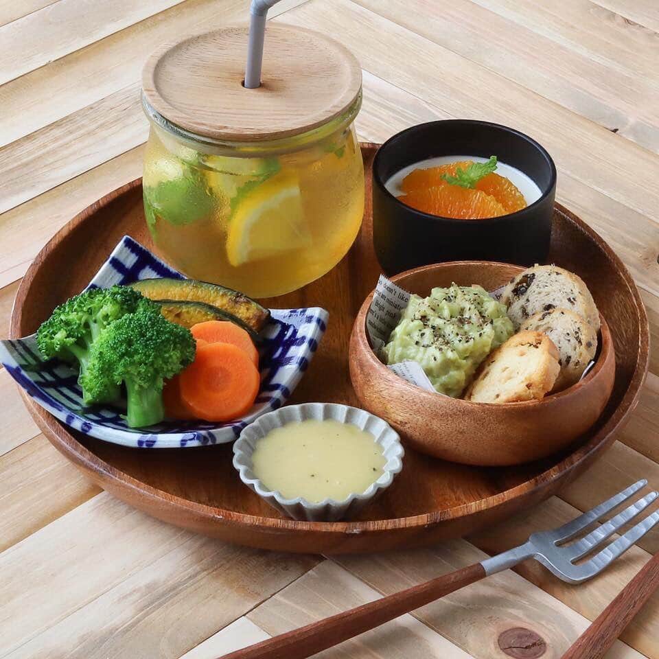 be-o編集部さんのインスタグラム写真 - (be-o編集部Instagram)「be-oお料理ページのコラムニストnaoさんが6月28日（金）開催！be-oスペシャルイベント 女性の身体にうれしい食材を使ったカフェ風なワンプレートを公開👀✨✨✨✨ 素敵なワンプレート🍽で自分癒しはじめませんか❤️ 残り席あとわずか！ ★★★★★★★★★★★★★★★ コラボイベント シンプルケアplus１仲宗根さん ×  NAO’S KITCHEN Naoさん ★★★★★★★★★★★★★★★ 「生理トラブルは当たり前じゃない」 〜生理痛に関するアレコレ＋カラダに優しい食材を使った試食会（レシピ付）〜 🗓日程:6月28日（金） ⏰時間:14:00～16:00 👛参加費:2500円 👭定員:10名 🏠場所:沖縄県島尻郡八重瀬町東風平1144 （オーガニックハウス「AZALEA」） . 問い合わせ方法:be-o SNSにてメッセージをお送り頂くか下記担当者へメールにてご連絡ください。  問い合わせ先 be-o 企画営業担当 目黒 :r-meguro@be-o.co.jp  #beo #ビオ #beauty #okinawa #beautyokinawa #沖縄 #オキナワ #おきなわ #フリーペーパー #freepaper #フリーマガジン #freemagazine #漢方 #料理」6月20日 11時12分 - beo.okinawa