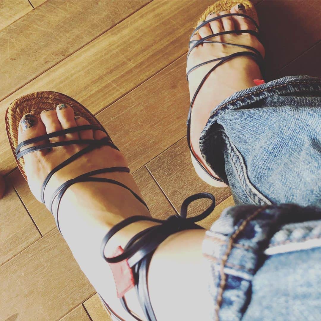 ひうらさとるのインスタグラム：「嬉しがって新しいサンダルをはいてきたが、ネーム中…。前倒しするはずがまあまあのオンタイムに。久々にマインドマップでお話、整理してる。楽しい。」