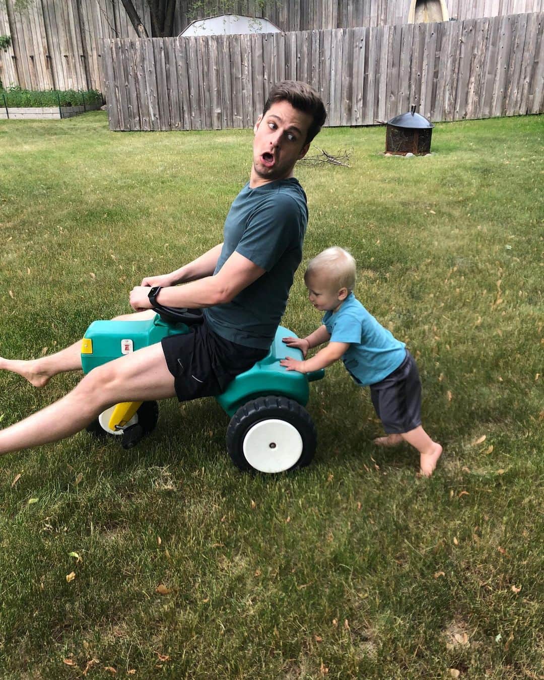 アレクサンダー・ジョンソンのインスタグラム：「I love this little guy - being an uncle is pretty sweet. 10/10 would recommend!」
