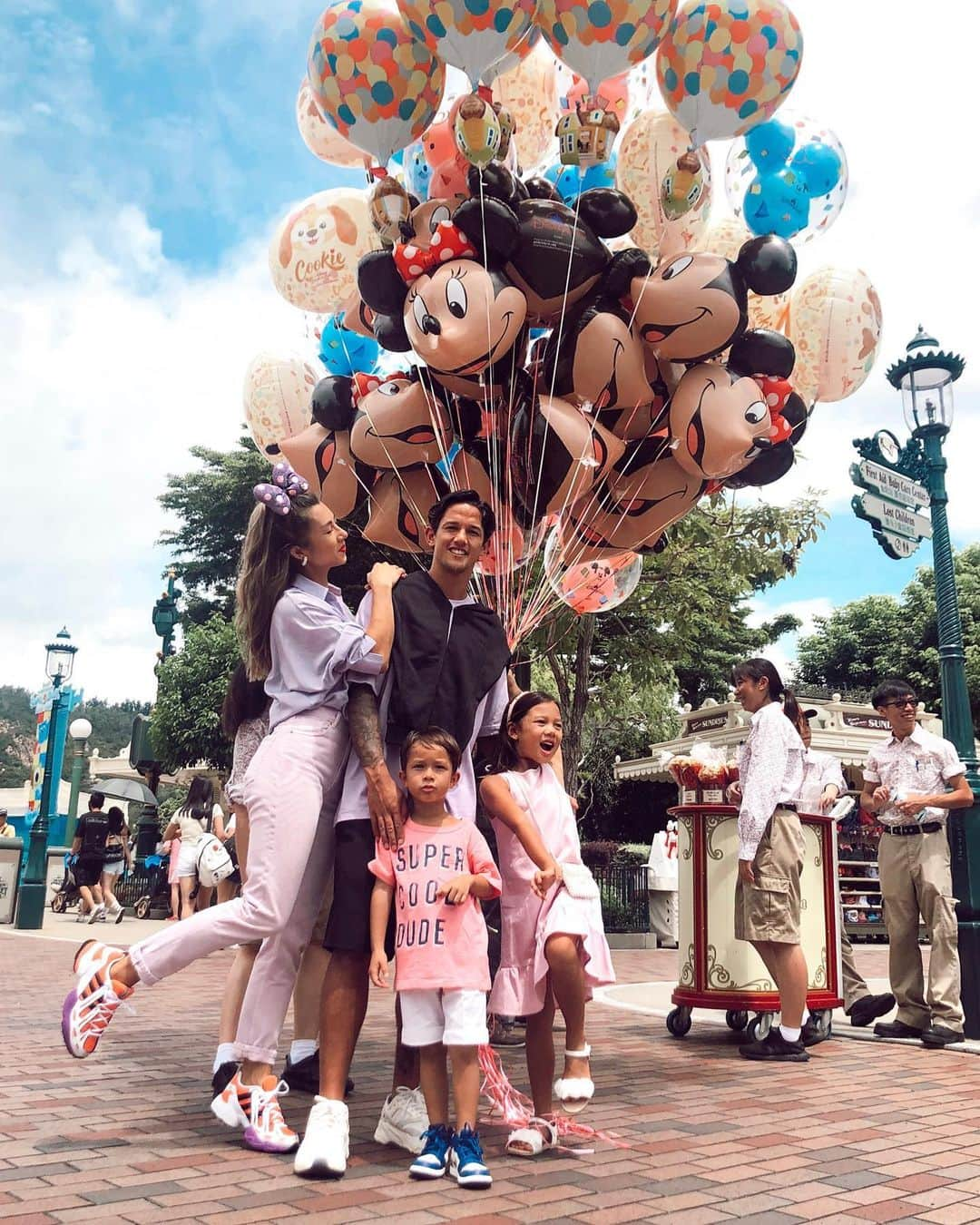 Jennifer Bachdimさんのインスタグラム写真 - (Jennifer BachdimInstagram)「#teamBachdim arrived at Hong Kong Disneyland and we had the BEST time!!! ❤️ Have you ever visited @hkdisneyland ??? . .  @discoverhongkong #Disneyland #discoverHongKong #HongKongDisneyland #familytime #onlylove」6月20日 11時23分 - jenniferbachdim