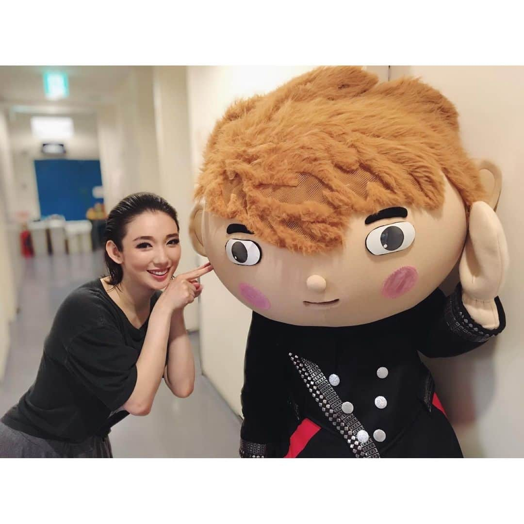 沙央くらまさんのインスタグラム写真 - (沙央くらまInstagram)「セブンくん❤️ いつもありがとう😊 セブンくんを待ち伏せしてパシャリ❤️ そして  皆さまにお知らせです！ 今週日曜日にお茶会があります❤️ 話し足りないくらいネタが尽きなくていまからワクワクしています❤️ ぜひ、初めての方も、そうで無い方も！ 気軽に会いにいらしてください！ 『KOMASTYLE 〜CLUB SEVEN ZERO II〜お茶会』  6月23日（日）@銀座 16:00受付 16:45開演予定 ★お茶会のお申込みや、詳細をご希望の方は、下記アドレスまで➡ ︎ komastyle_info＠yahoo.co.jp ※担当から返信がない場合は、こちらこメールアドレスを受信設定してから再送お願いします！  #沙央くらま #コマスタ #お茶会 #コマスタイル #KOMASTYLE #セブンくん #clubsevenzeroⅱ  #クラブセブン」6月20日 11時23分 - kurama_sao