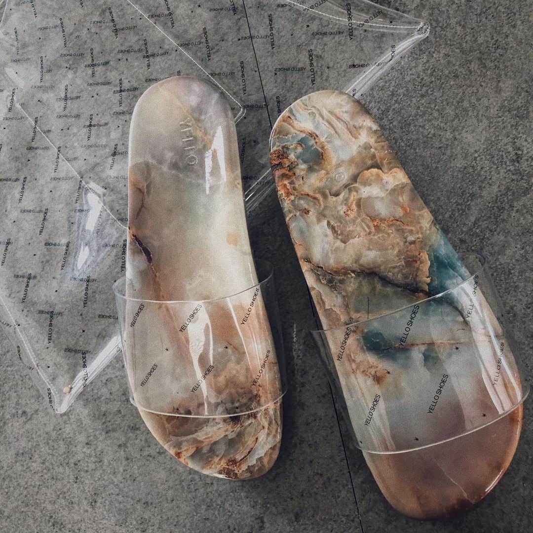 のインスタグラム：「楽しみにしてた @yelloshoes_official  の天然石柄クリアslipper💎 美しすぎる 履きやすすぎる 可愛すぎるー💎 クリアのロゴBAGもすてき💎 らくちんだから たくさん履こう☺️🍦」