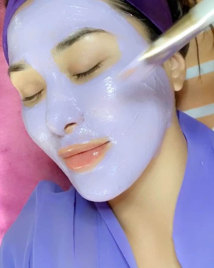 のインスタグラム：「@yoliglo blessed my face today with an awesome facial! My favorite part was when she applied this @tatcha C-radiance mask 💆🏻‍♀️✨🎭 🙌🏼 Comment below with any #facial questions you have ❤️ #laurag_143」