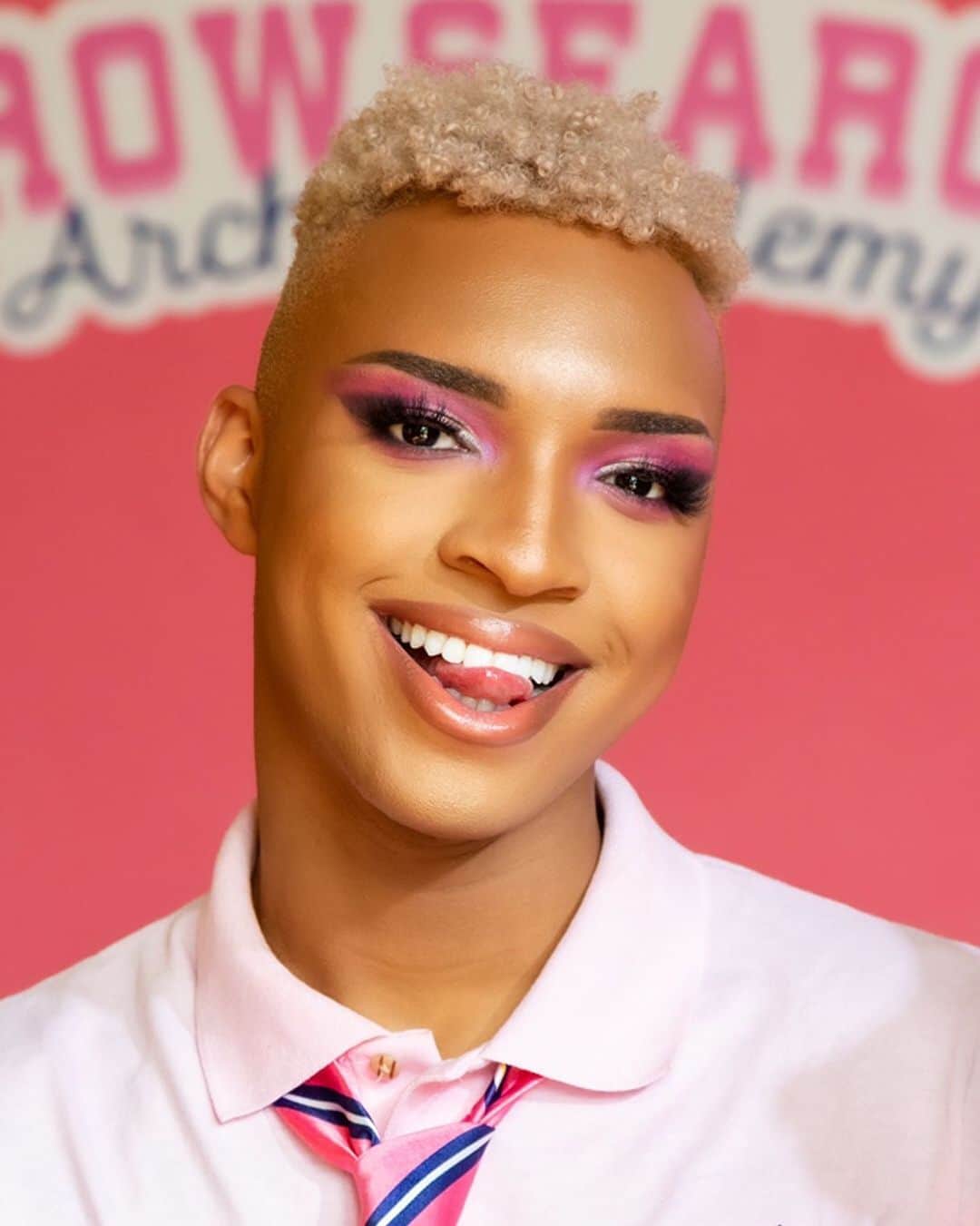 Benefit Cosmeticsさんのインスタグラム写真 - (Benefit CosmeticsInstagram)「A big congratulations to our 2019 #benefitbrowsearch winner, @kameronlester, from #TeamDragun! His top of the class #benefitbrows & benebabe spirit earned him a 4.0!」6月20日 11時27分 - benefitcosmetics