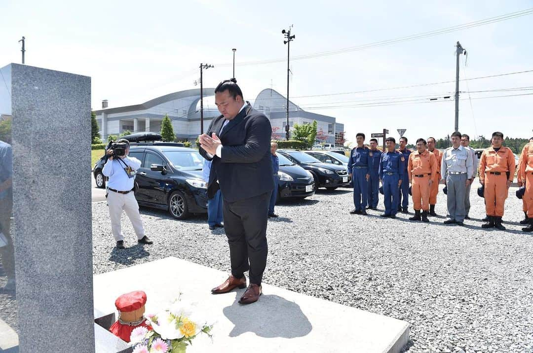 日本相撲協会さんのインスタグラム写真 - (日本相撲協会Instagram)「6月4日に南三陸で行われた、復興横綱土俵入り。 震災で亡くなられた方々に対し、献花と黙祷を行いました。 そのほか土俵入り参加者が揮毫した色紙の贈呈や太鼓と甚句の披露、握手会などで地元の方々と触れ合うことができました。  #sumo #相撲 #日本 #japan #宮城 #南三陸 #復興 #復興支援」6月20日 11時29分 - sumokyokai