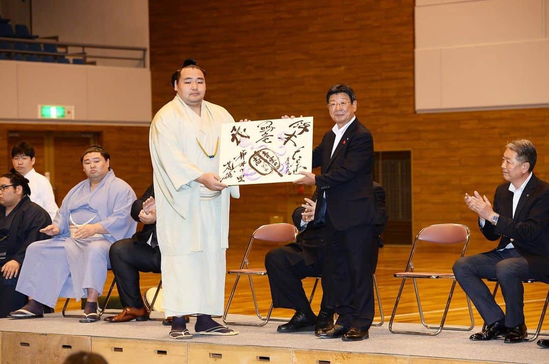 日本相撲協会さんのインスタグラム写真 - (日本相撲協会Instagram)「6月4日に南三陸で行われた、復興横綱土俵入り。 震災で亡くなられた方々に対し、献花と黙祷を行いました。 そのほか土俵入り参加者が揮毫した色紙の贈呈や太鼓と甚句の披露、握手会などで地元の方々と触れ合うことができました。  #sumo #相撲 #日本 #japan #宮城 #南三陸 #復興 #復興支援」6月20日 11時29分 - sumokyokai