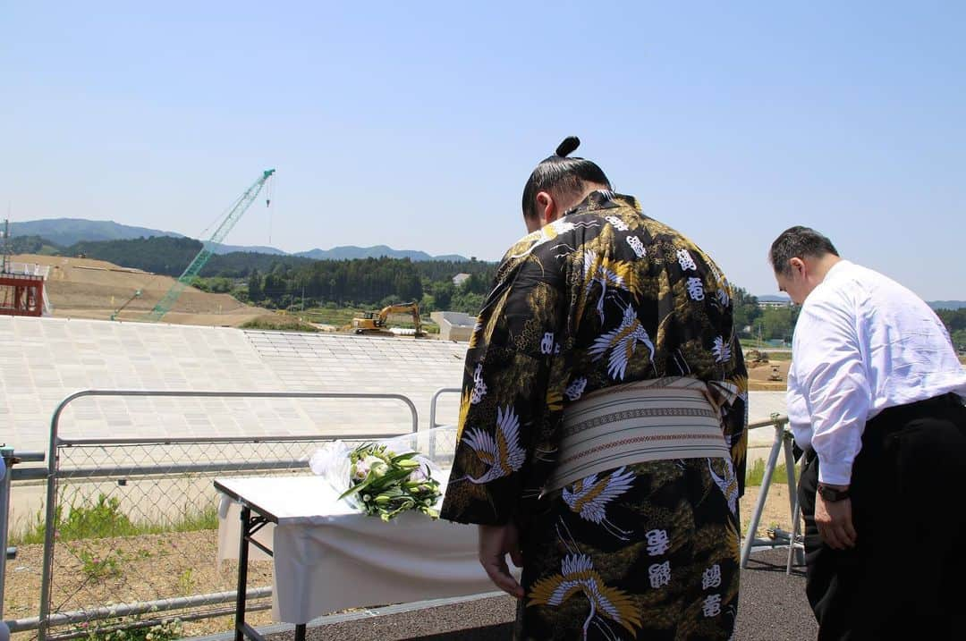 日本相撲協会さんのインスタグラム写真 - (日本相撲協会Instagram)「6月4日に南三陸で行われた、復興横綱土俵入り。 震災で亡くなられた方々に対し、献花と黙祷を行いました。 そのほか土俵入り参加者が揮毫した色紙の贈呈や太鼓と甚句の披露、握手会などで地元の方々と触れ合うことができました。  #sumo #相撲 #日本 #japan #宮城 #南三陸 #復興 #復興支援」6月20日 11時29分 - sumokyokai