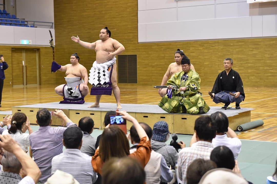 日本相撲協会さんのインスタグラム写真 - (日本相撲協会Instagram)「6月4日に南三陸で行われた、復興横綱土俵入り。 震災で亡くなられた方々に対し、献花と黙祷を行いました。 そのほか土俵入り参加者が揮毫した色紙の贈呈や太鼓と甚句の披露、握手会などで地元の方々と触れ合うことができました。  #sumo #相撲 #日本 #japan #宮城 #南三陸 #復興 #復興支援」6月20日 11時29分 - sumokyokai