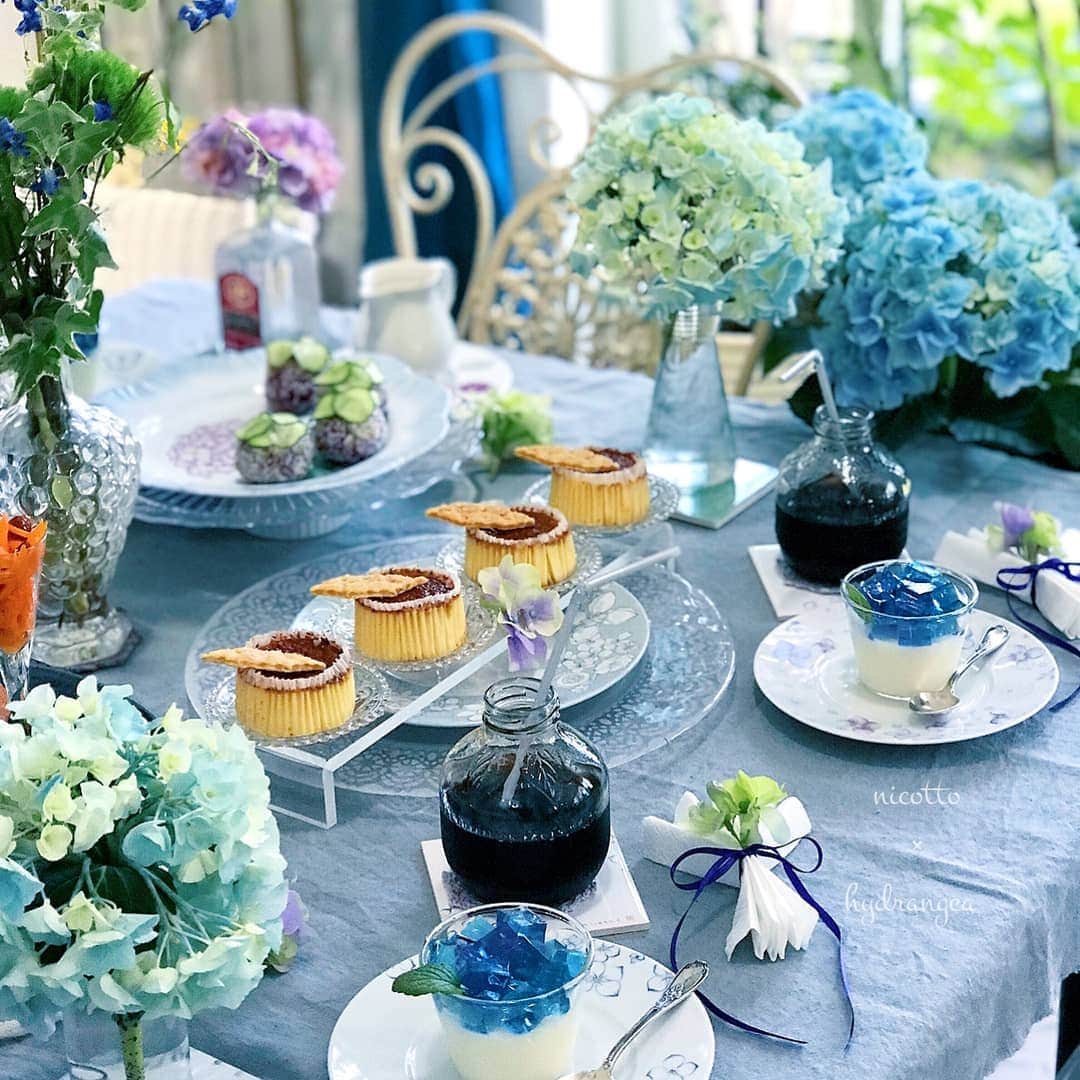 青山フラワーマーケットさんのインスタグラム写真 - (青山フラワーマーケットInstagram)「コンテスト受賞作品ご紹介▷▷ - 今日は #梅雨空にあじさい フォトコンテストの結果発表です！ - - 写真1 @nicotto_kaori さんの作品 - 「あじさいのある風景には涼しげなガラスの器がよく似合う。」とガラスの瓶やお皿に飾ってみたり、あじさいを描いたオリジナルデザインの手描き皿にのせてペーパーナプキンにもあじさいを添えられたテーブルコーディネートの投稿をいただきました。あじさい色のゼリーも素敵ですよね。 - - 写真2 @maiko129  さんの作品 - あじさいのみずみずしさが伝わるように何度も撮影いただいた作品です。「やはり、お花やグリーンが１つあるだけでも、無機質にならず、その空間イメージが変化するのがよい、毎日お水を変えてあげると、自然とこちらの気分もよくなるのもいいですね。」とご自身でも花のある暮らしを楽しまれているようです。 - - 写真3 @hal0417 さんの作品 - お父さんに肩ぐるましてもらって、きれいな紫陽花を見たのを喜んでいる様子がとても伝わる作品です。投稿者さんもご自宅で旬のお花を飾っており、お子さんも花の名前を覚えてくれるようです。これからもいろんな花のある風景を見せてあげてくださいね！ - - - 7月1日（月）まで、リシアンサスをテーマにした #フリルフリルフリル のフォトコンテストも開催しているので、ぜひみなさんそちらの参加もお待ちしております。 - - - #梅雨空にあじさい#紫陽花#フォトコンテスト#花のある暮らし#青山フラワーマーケット#花 #flower#hydrangea#aoyamaflowermarket」6月20日 11時43分 - aoyamaflowermarket