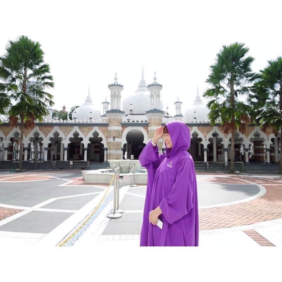 津田麻莉奈さんのインスタグラム写真 - (津田麻莉奈Instagram)「Masjid Jamek🇲🇾 1909年に建立されたKuala Lumpur市内最古のモスク🕌 スカーフを巻くかローブを借りて肌と髪を隠せば、お祈りの時間以外は観光客でも無料で見学することができます(16時まで)🌙✨ ⁑ ムーア様式ならでは美しい建物は、 多民族国家マレーシアの歴史を感じさせてくれました。 ⁑ (あと、受付の方に言えばモスクスタンプラリーのシートがもらえました。) ⁑ ⁑ #مَسْجِد  #mosque #masjidjamek  #kualalumpur #overseas #shorttrip #trip #girlstrip #overseastravel  #マスジットジャメ #モスク  #クアラルンプール  #弾丸旅行 #海外旅行 #旅 #女子旅 #旅行好き #旅行  #アジア旅行 #マレーシア  #西島まどか #まりなる #津田麻莉奈」6月20日 11時38分 - tsudamarinal