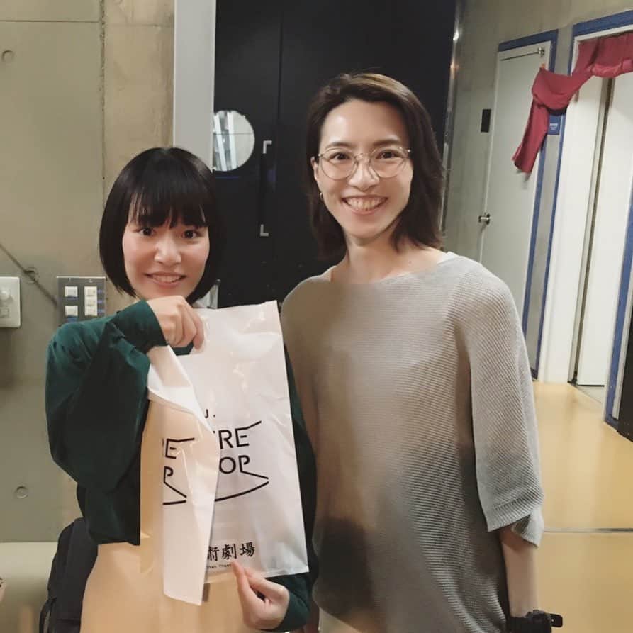 生越千晴のインスタグラム：「ちぎさんこと早霧せいなさん観に来てくれました♡会えるとパワーもらえるなぁ。感謝です！ 本日モダンスイマーズ『ビューティフルワールド』15時、19時公演です。 どちらも当日券出ます。 連日驚くほどの方たちに観に来てもらえて、本当に嬉しいです。本当に観に来てくれる方たちや、関わってくれてる人たちがあってのこの公演でそのことを毎公演忘れず想いながらやっています。ありがとうございます。どうか、観てもらえますよう。 . 戯曲載ってる「すばる」劇場販売終わりましたが本屋さんにはあるのでぜひっ📚 #モダンスイマーズ #ビューティフルワールド」