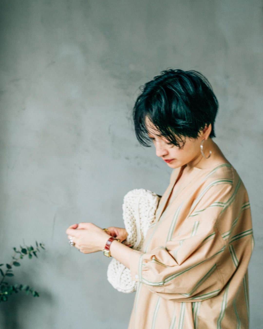 オブレクトさんのインスタグラム写真 - (オブレクトInstagram)「miyako takayama × oblekt __________________  モデル 高山都さん @miyare38 と oblekt のスペシャルコラボレーション。デザインはもちろん、シルエットや生地・ボタンなど、都さんのセンスとこだわりが詰まった、全5型 11アイテムです。 __________________ ストライプスキッパーシャツOP （OB19SS-TM-05） 表情のある変則ストライプの素材でお作りした、オーバーサイズのワンピースです。衿はスキッパー開きで程よくデコルテが見えるデザイン。ボリュームのある袖や大きめのサイズ感が夏のリラックススタイルにぴったりの1枚です。デニムやレギンスを合わせて着て頂くスタイリングもお勧めです。 __________________ #oblekt #miyakotakayama #collaboration #lifestyle #tokyo #japan」6月20日 12時02分 - oblekt_jp