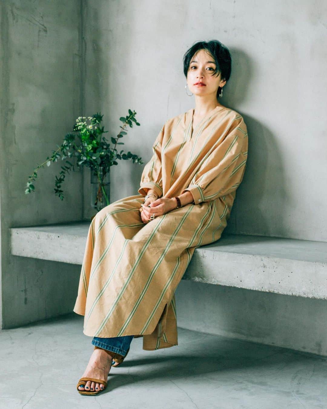 のインスタグラム：「miyako takayama × oblekt __________________  モデル 高山都さん @miyare38 と oblekt のスペシャルコラボレーション。デザインはもちろん、シルエットや生地・ボタンなど、都さんのセンスとこだわりが詰まった、全5型 11アイテムです。 __________________ ストライプスキッパーシャツOP （OB19SS-TM-05） 表情のある変則ストライプの素材でお作りした、オーバーサイズのワンピースです。衿はスキッパー開きで程よくデコルテが見えるデザイン。ボリュームのある袖や大きめのサイズ感が夏のリラックススタイルにぴったりの1枚です。デニムやレギンスを合わせて着て頂くスタイリングもお勧めです。 __________________ #oblekt #miyakotakayama #collaboration #lifestyle #tokyo #japan」