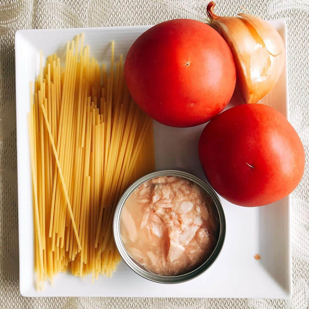 リクルートさんのインスタグラム写真 - (リクルートInstagram)「【ラクチンだけど栄養満点！野菜の簡単レシピ】野菜ソムリエSANAの“ワンタッパレシピ”！﻿ 食材の全てを１個のタッパに入れて、﻿ 電子レンジ加熱するだけ！お鍋は不要です！﻿ 食べたい時にレンチンするので、﻿ いつでも出来立てを食べられます♪﻿ これなら食事時間がバラバラでも平気ですね！﻿ ﻿ ◆ワンタッパレシピ◆﻿ 【たっぷりトマトのスープパスタ】﻿ トマトの美味しい季節になりました！﻿ 実はトマトには、旨味成分グルタミン酸が﻿ 豊富なのでスープに最適です！﻿ ﻿ 作るのが面倒なスープパスタも、﻿ タッパ1つを電子レンジ加熱するだけで出来ちゃいます！﻿ ﻿ ビタミンＣ・リコピンを含むトマトは﻿ 紫外線対策の味方です♪﻿ 真っ赤なトマトを見つけたら、ぜひ作ってみてください！﻿ ﻿ <材料（1人分）>﻿ トマト…中2個﻿ パスタ（1.6mm）…100g﻿ タマネギ…1/4個﻿ ツナ…１缶﻿ ディル…適宜﻿ 【合わせ調味料】﻿ コンソメ…小さじ1﻿ 水…250cc﻿ ﻿ ①　スパゲティは半分に折り、ツナは油分をきる﻿ ②　トマトはヘタをおとし、皮つきのまま櫛形に切り、タマネギは薄切りする﻿ ③　大きめのタッパに、スパゲティ、ツナと水250cc、コンソメを入れ、②を上からのせる﻿ ④　フタをせずに、電子レンジ600w　約10分加熱する﻿ ⑤　ディルをお好みでかける﻿ ﻿ ★タッパのふたはせずに調理してください﻿ ★電子レンジ使用可のタッパをご利用ください﻿ ﻿ #iction!﻿ #RECRUIT﻿ －﻿ #クッキングラマー #簡単料理 #料理勉強中 #手作りごはん #簡単レシピ #今日のごはん #作り置きおかず#今日の夕飯 #ワーキングマザー #ごはん会 #献立メモ #今日のレシピ #晩ごはん #夕飯 #今日のご飯 #簡単ごはん #時短レシピ #つくりおき #クッキング #レシピブログ #豊かな食卓 #トマト #パスタ #コンソメ #夏レシピ #レシピ」6月20日 12時01分 - recruit___official