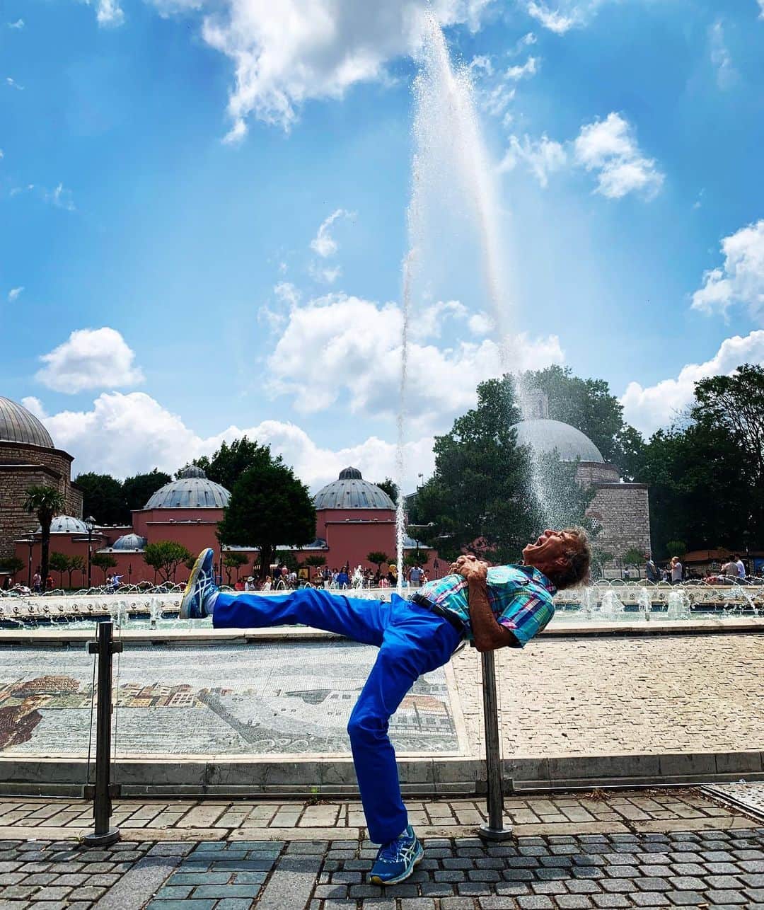 ボニー・モーガンのインスタグラム：「Possibly my favorite picture of the trip! photo by @bendybonnie #turkishbath #shenanigans #clowningaround #istanbul #adventuresofbonanddad #perspectiveiseverything #geyser #rightintheface #garymorgan #bendybonnie」