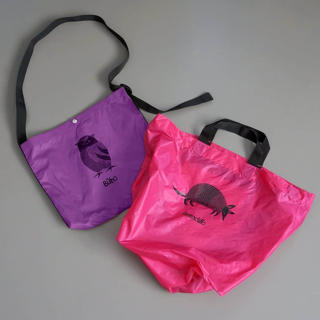 marbleSUD(マーブルシュッド) のインスタグラム：「【再入荷】完売していた“ナイロンBAG”シリーズが再入荷しました！とっても軽く、畳めば小さくコンパクトに。旅行やフェスなどアクティブなシーンでも大活躍の一品です。 ・ #marblesud #マーブルシュッド #フェス #ライブ #キャンプ #BAG #バッグ #スポーティー #ファッション #フクロウ #再入荷」